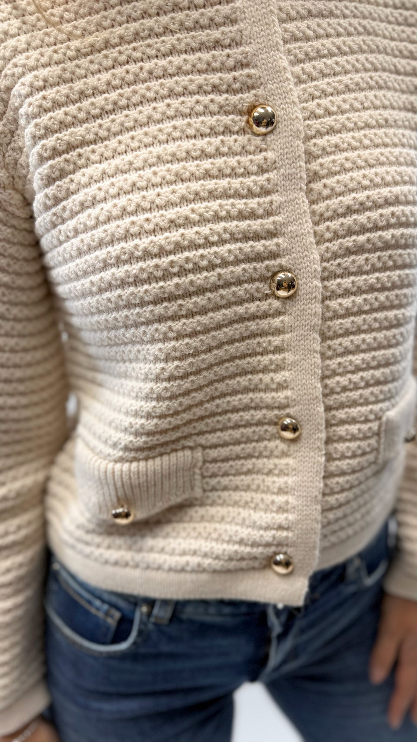 STRICK CARDIGAN MIT GOLDKNÖPFEN