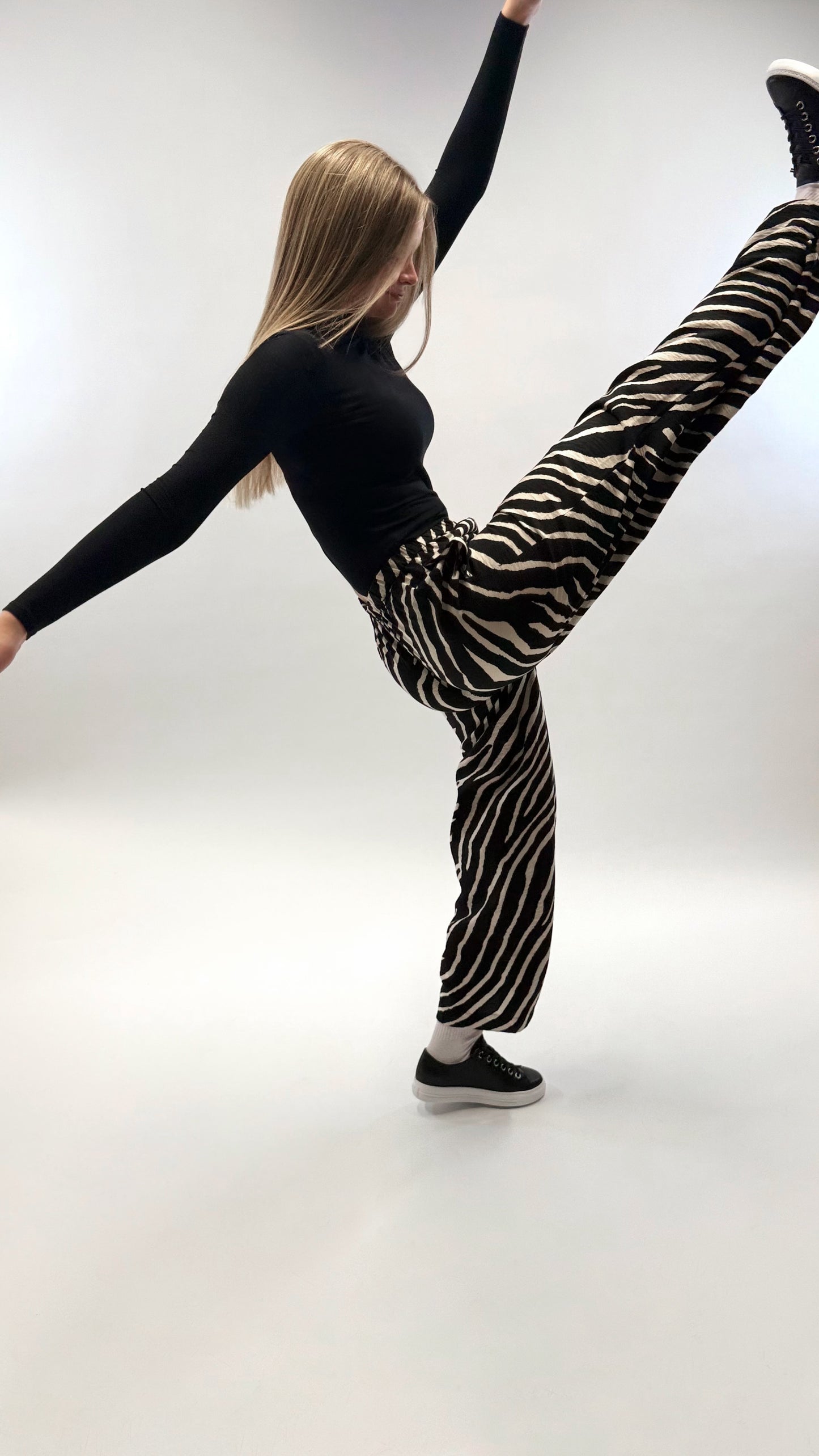 'MARA' LONGSLEEVE MIT STEHKRAGEN SCHWARZ