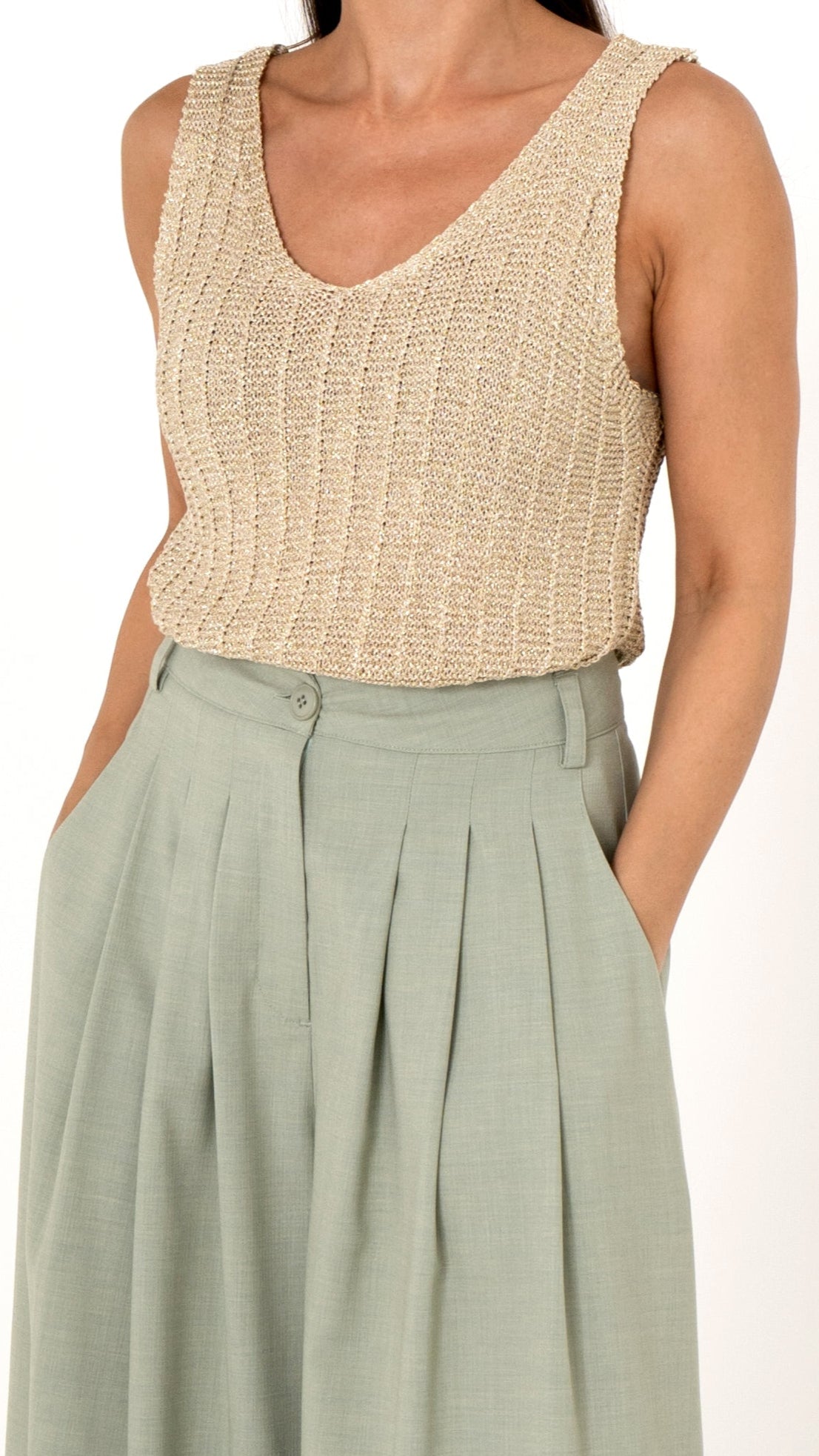 Deatilansicht goldenes Stricktop mit V Ausschnitt und weite Faltenhose in pastell grün. Sommerlich schicke Damenkleidung