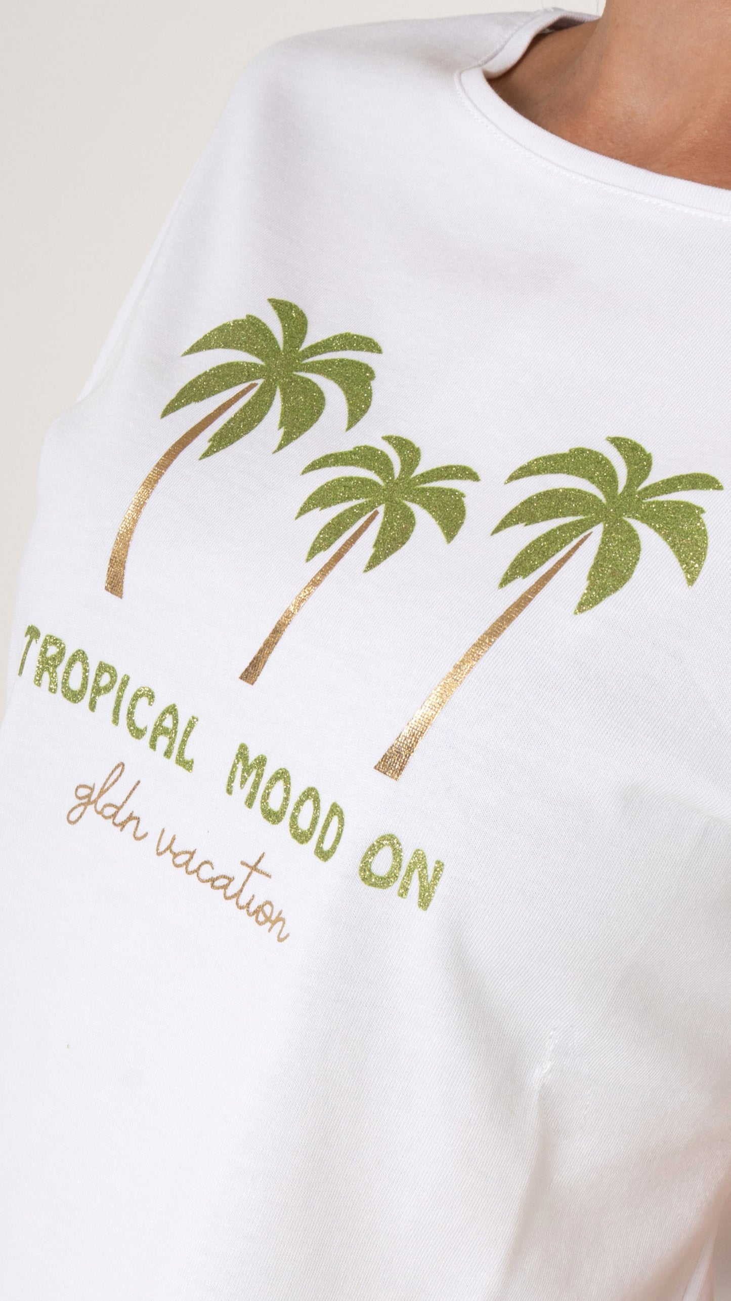 Zoom Detailansicht von einem tropischen T-Shirt Print : Palmen in Glitzer und Gold.