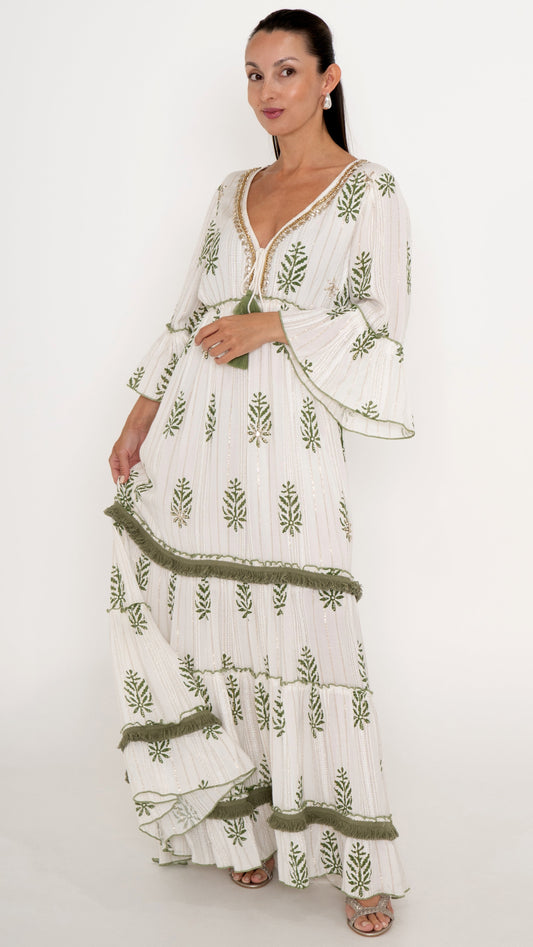 Feminine Damenmode für den Sommer: Bohemian Maxikleid in offwhite mit floraler Stickerei und Fransen Borte in Pine green, Trompetenarm, Stufenkleid, Sommerkleid mit V-Ausschnitt, Perlenstickerei und Gold Glitzer Metallic Details