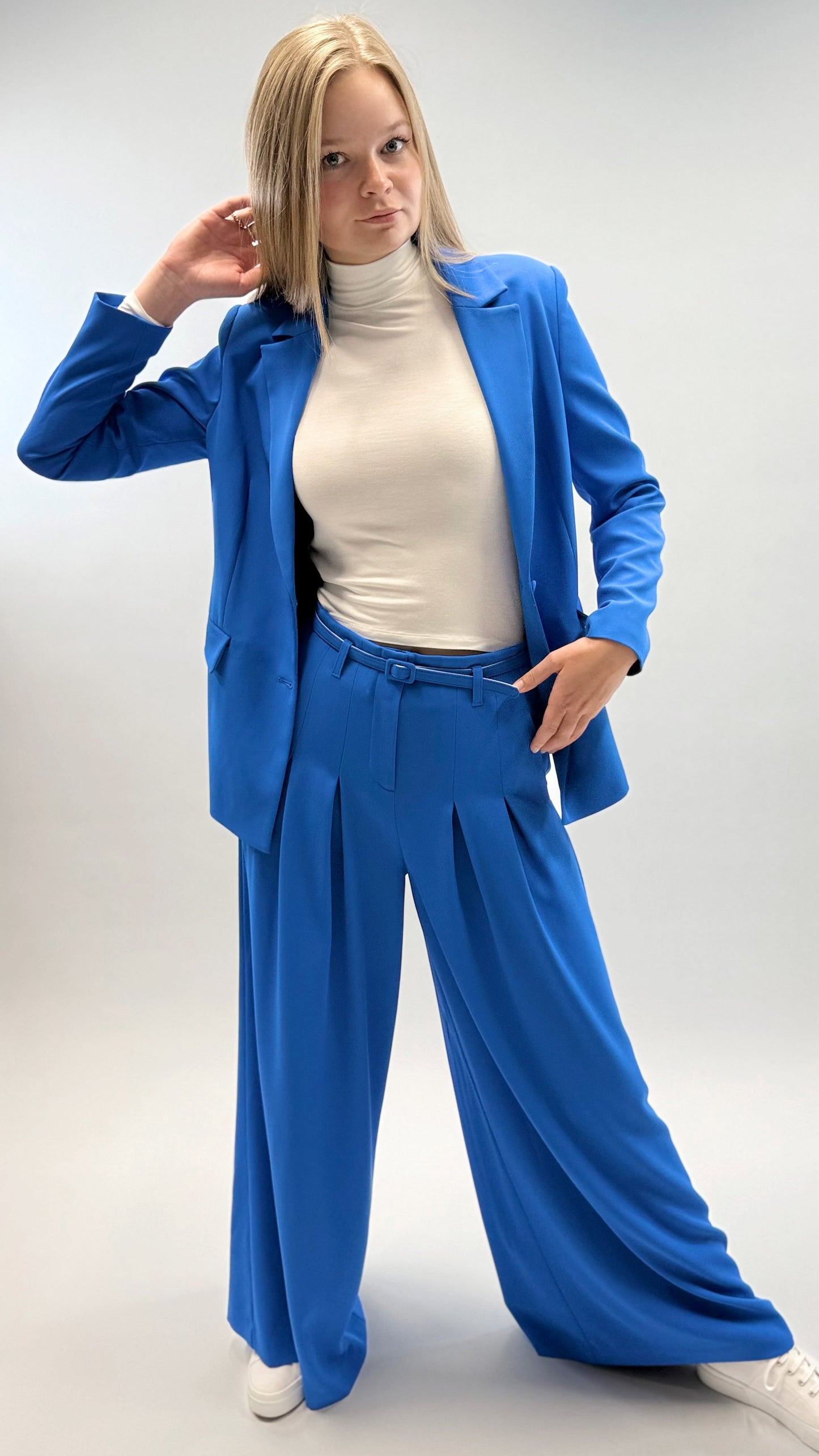 HOSE WIDE LEG MIT BUNDFALTEN & GÜRTEL