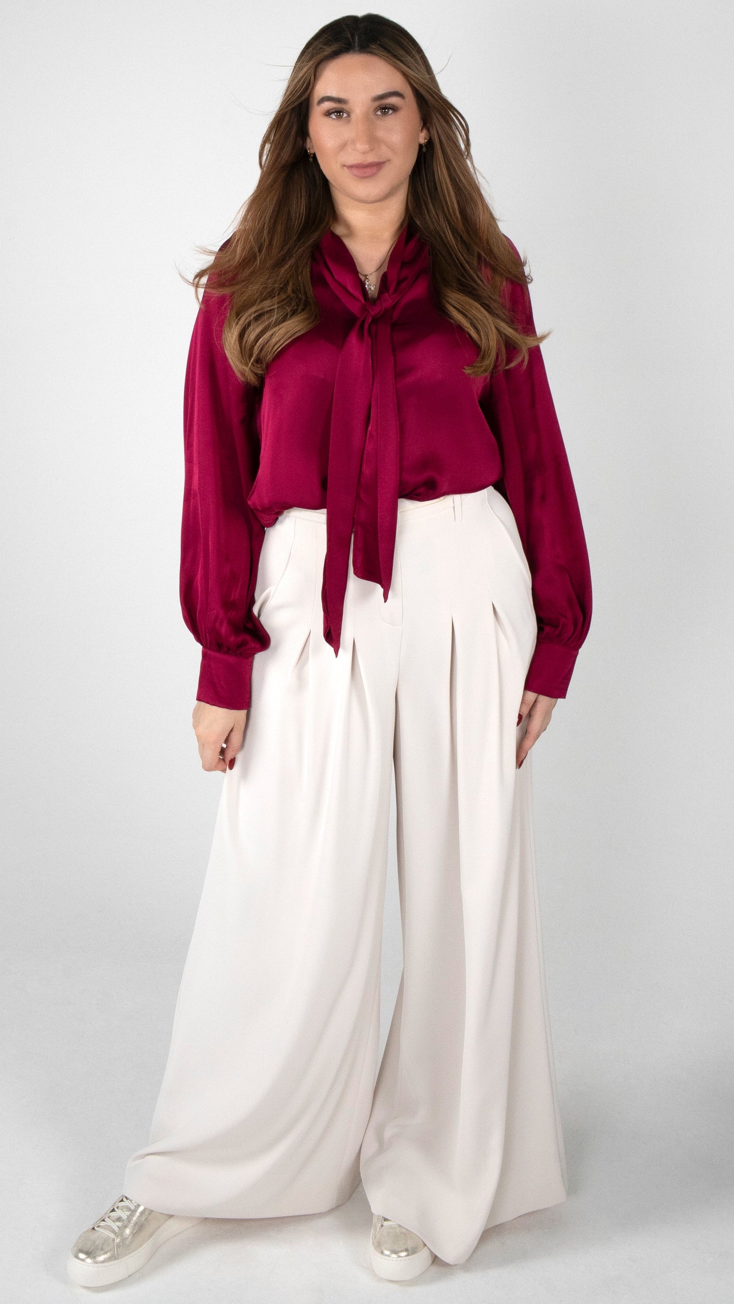 BLUSE IN SATINOPTIK MIT SCHLEIFE