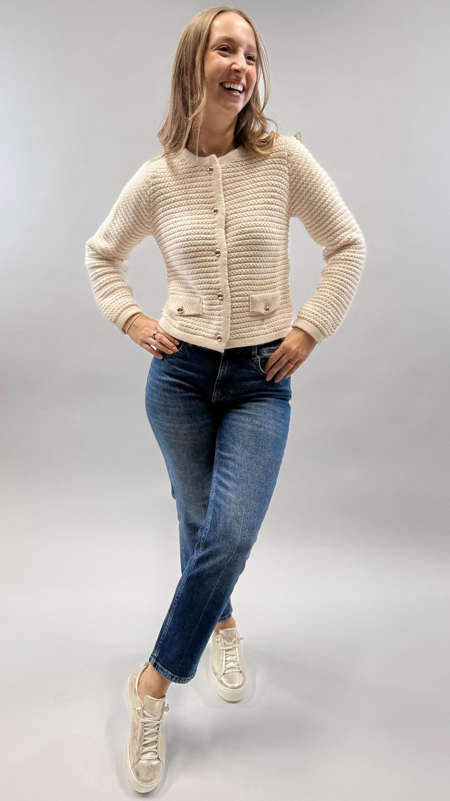 STRICK CARDIGAN MIT GOLDKNÖPFEN