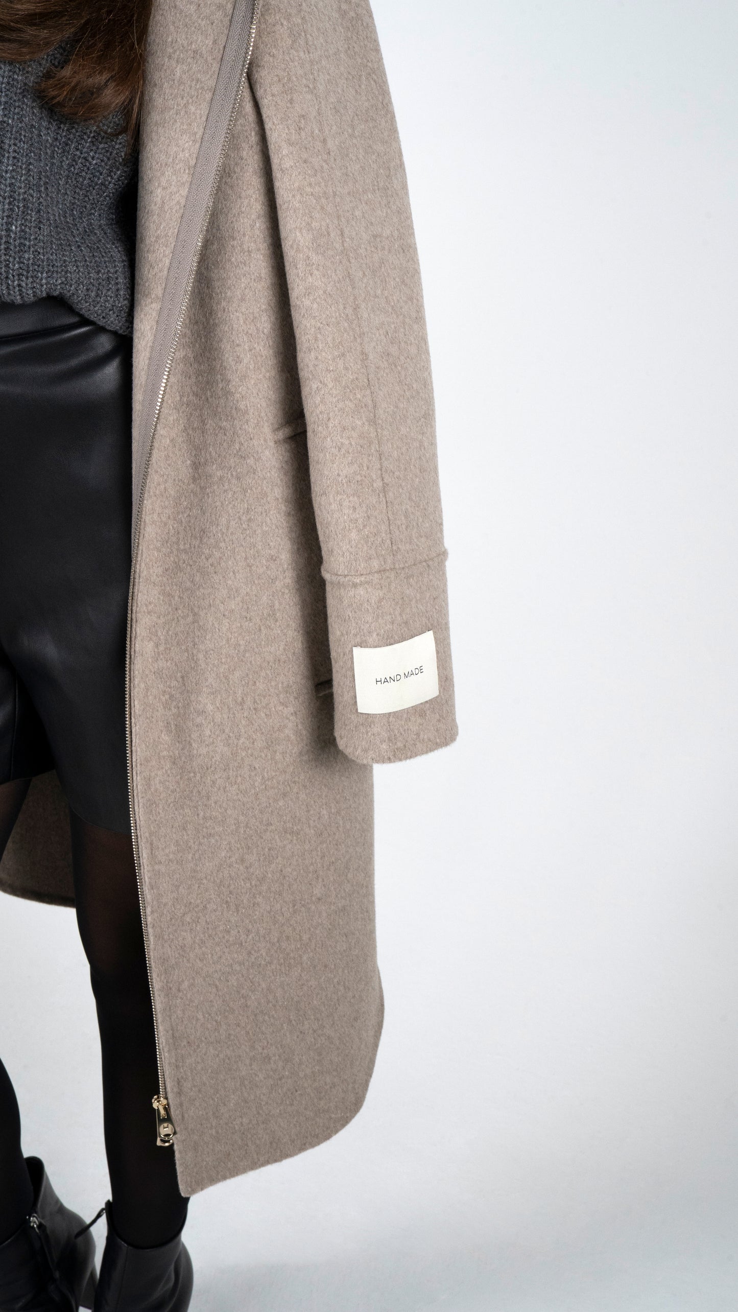 HAND-MADE WOLLDOUBLE MANTEL MIT KAPUZE