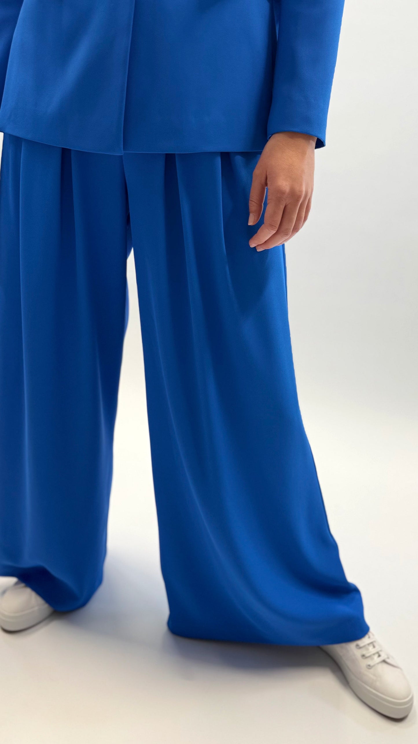 HOSE WIDE LEG MIT BUNDFALTEN & GÜRTEL