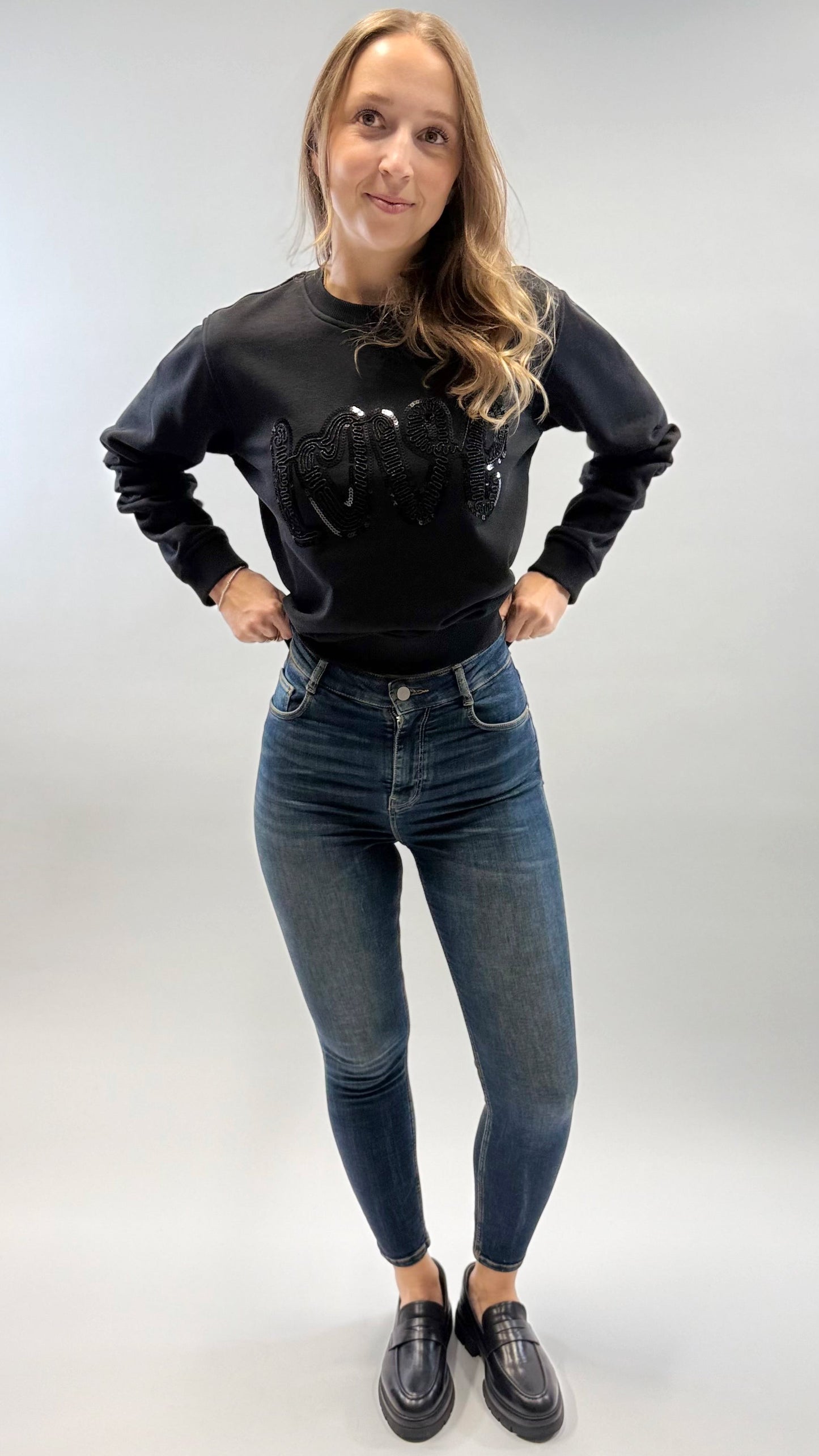 SWEATSHIRT MIT LOVE STICKEREI