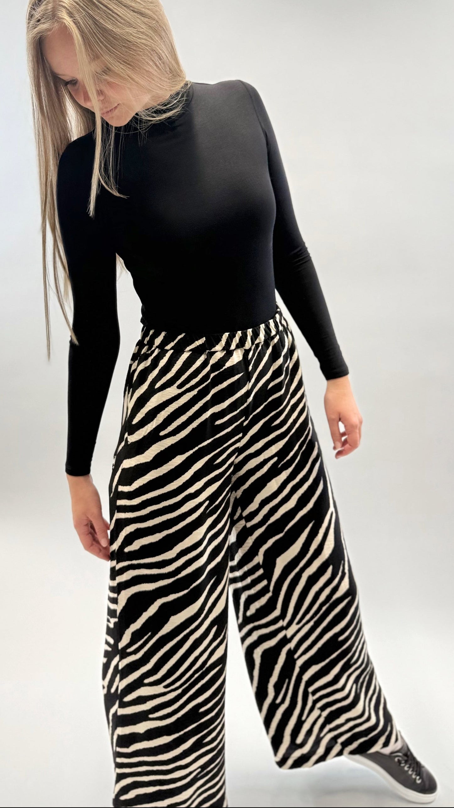 'MARA' LONGSLEEVE MIT STEHKRAGEN SCHWARZ