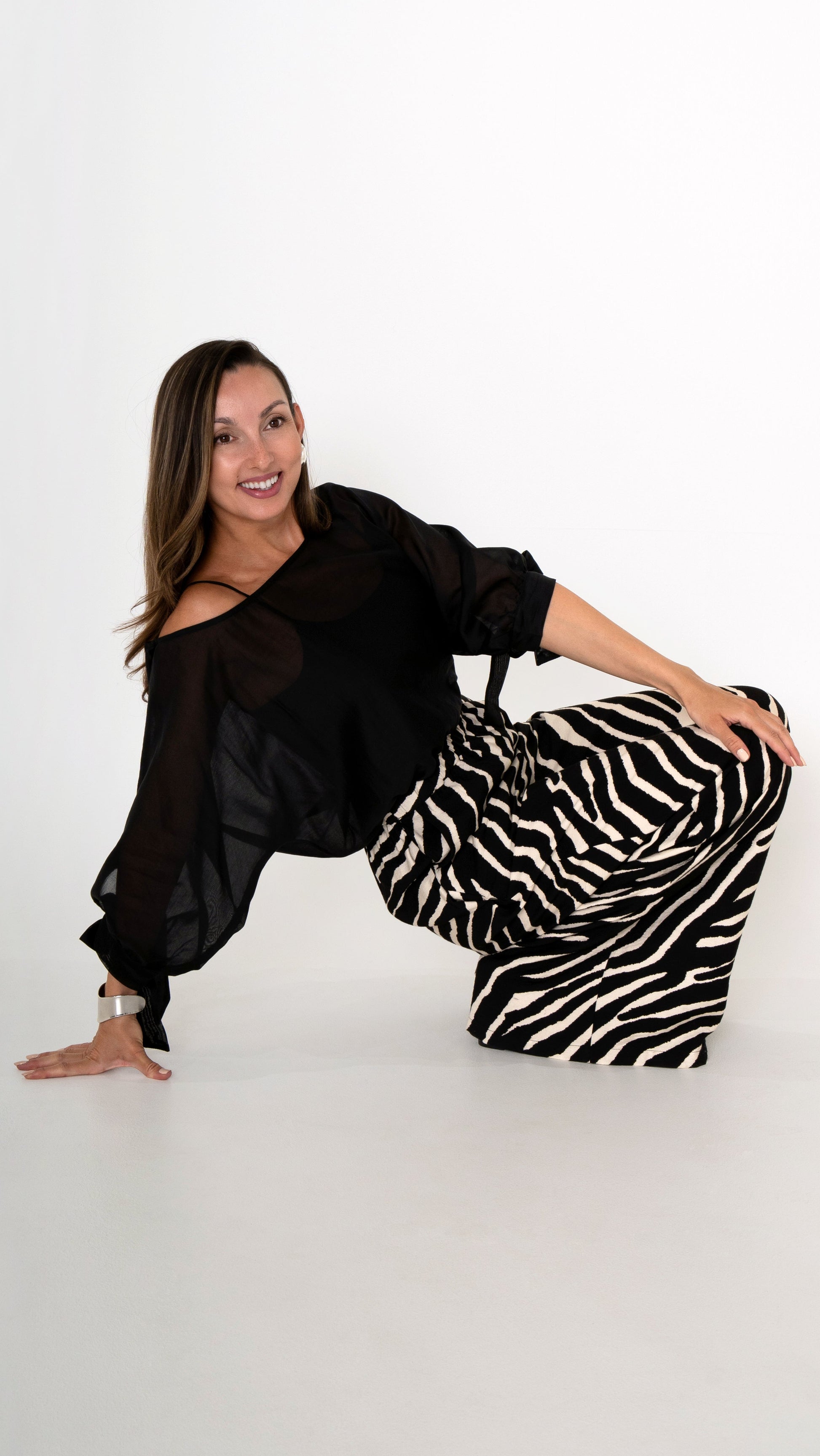 Moodbild Ausgefallene elegante Damenmode in schwarz weiß: leicht transparente Volumen Bluse in Schwarz, mit einer weiten Zebra Animal Print Hose 