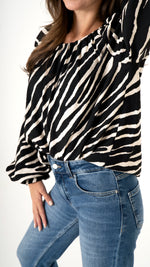 Detailansicht mit Fokus Bluse feminine Damenmode mit casual Outfit: Animal Zebra Print Bluse weit mit blauer Jeans