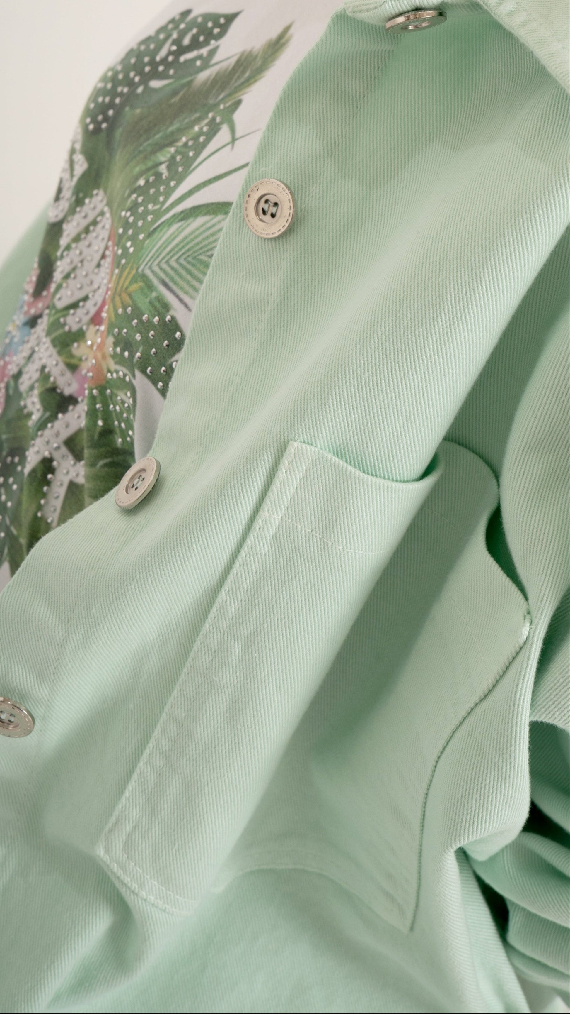Detail Zoom Ansicht : Oversize Denim Jacke in hellem Mint Pastel mit Tropic Print Shirt