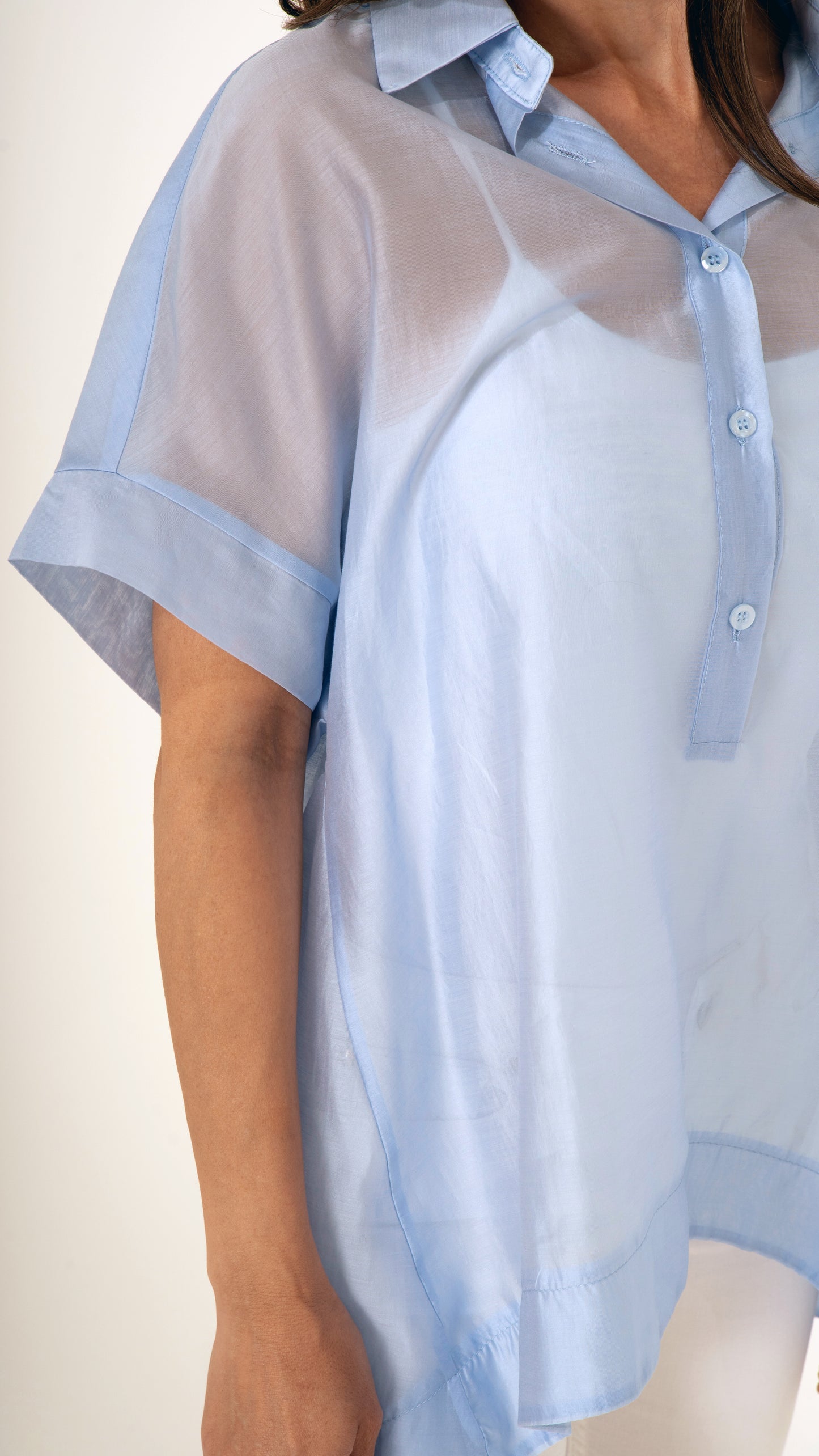 Detailansicht Bluse kurzarm in hellblau mit Knopfleiste leicht transparent