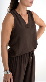 Zoom Fokus : angeschnittenes Bild von einer sommerlichen Damenbekleidung in Mocca Braun. Oberteil: Leinentop mit weiter Leinenhose