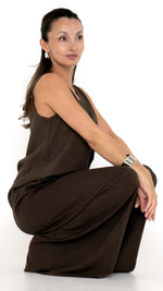 Elegantes Damenoutfit in der Farbe Mocca Braun. Sommerliches allover Leinenoutfit: coole Leinenhose mit weitem Bein und lässiges Leinentop ohne Ärmel.