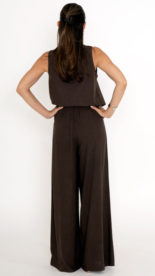 Rückansicht feminine Damenbekleidung in Mocca Braun: weite Leinenhose und passendes Leinentop allover in  der Farbe Braun