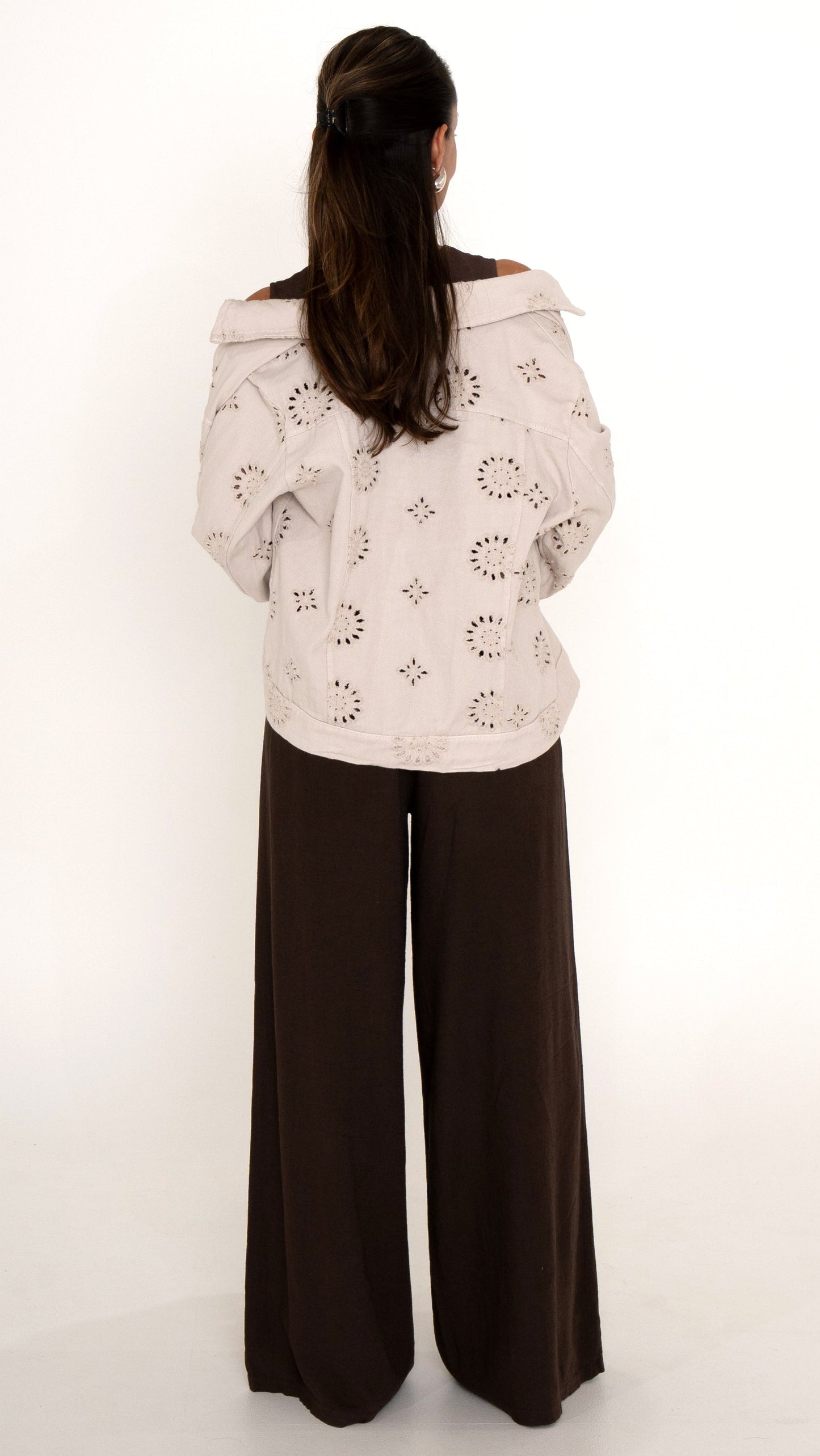 Rückansicht : feminine Damenmode für den Sommer: Weite Denim Jacke mit floraler Lochstickerei in beige. Dazu eine braune weite Hose