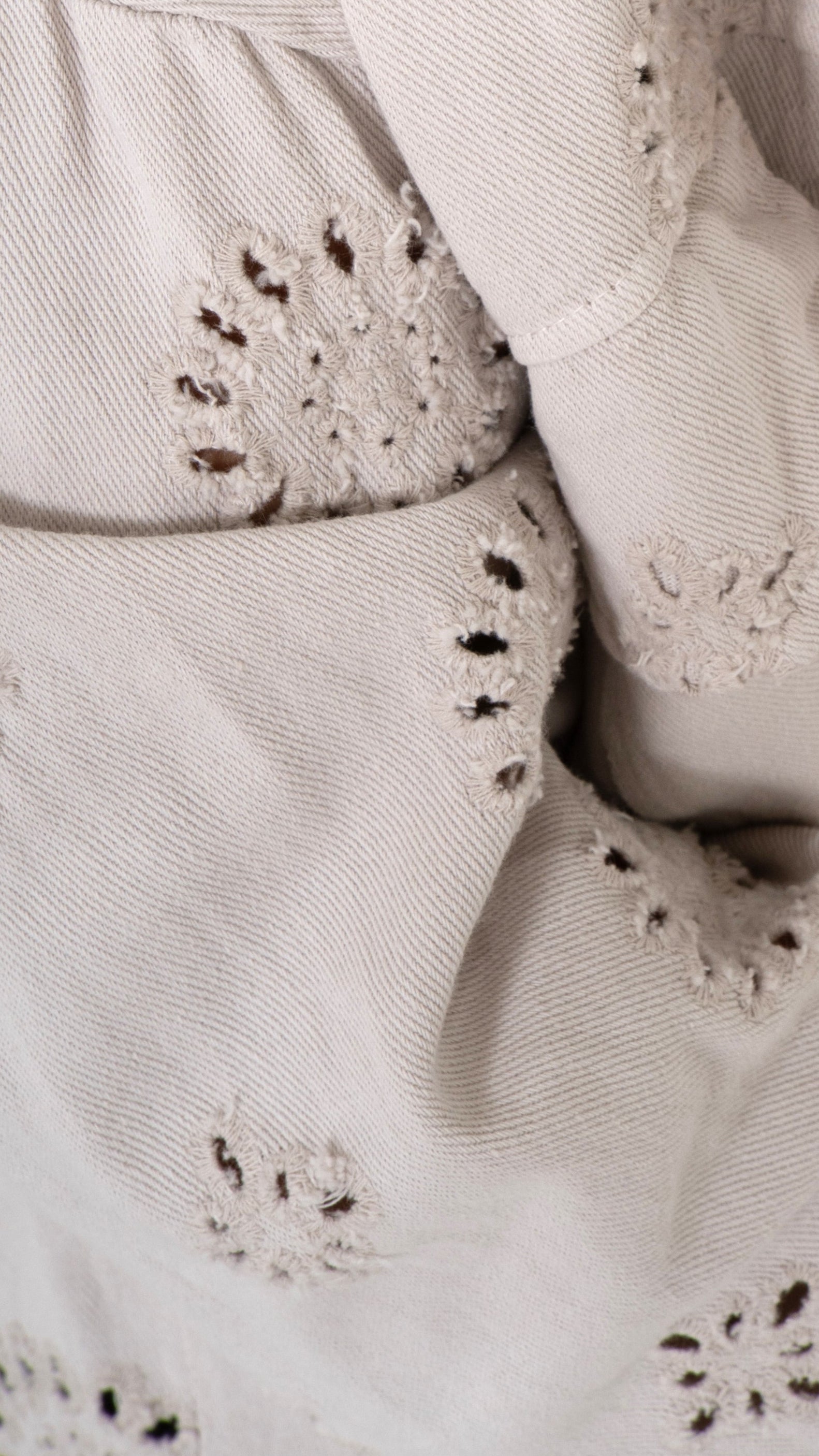 Detailansicht Zoom Material : beiger Denim Jeansstoff mit Lochstickerei