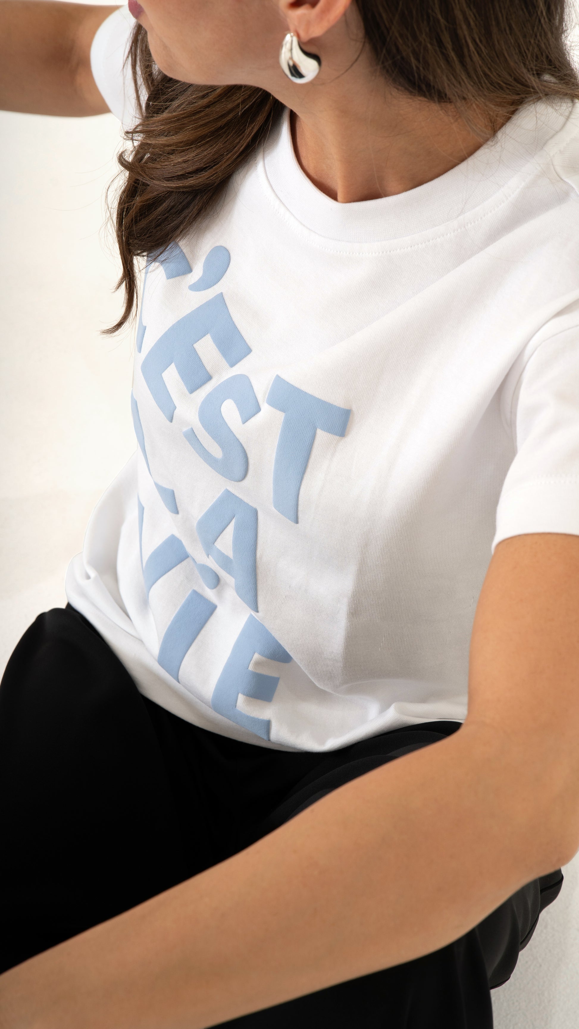 Zoom Detailansicht weißes T-Shirt mit hellblauer Schrift: C´Est La Vie Rubberprint-Technik