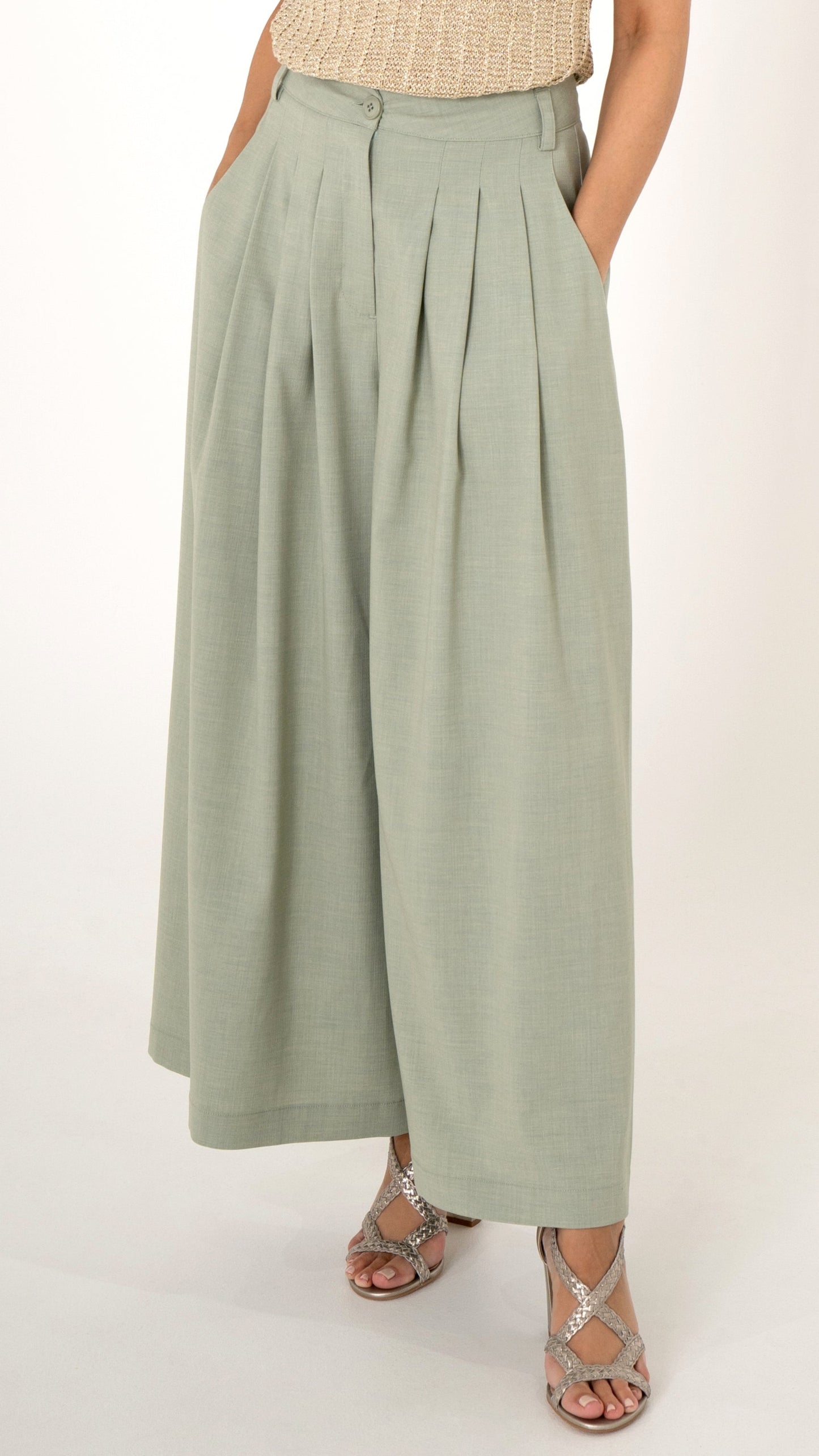 Detail Bild Fokus auf einer eleganten  weiten Damenhose mit Bundfalten und  Taschen. In der Farbe soft may green