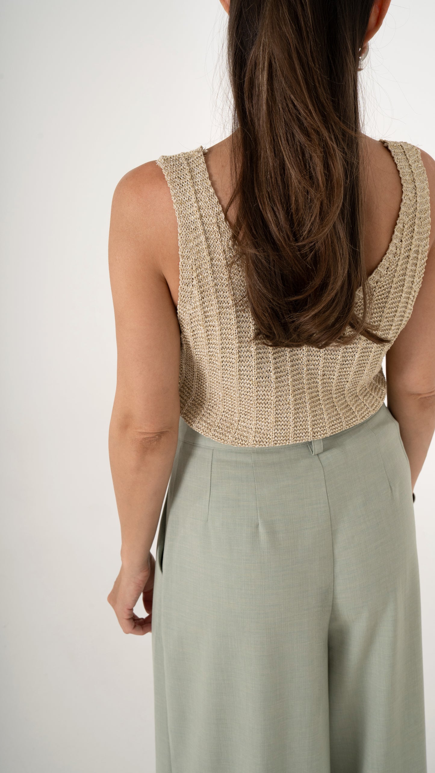 Rückansicht feminine Damenkleidung Sommer: ärmelloses Stricktop  mit Rückenausschnitt, in der Farbe gold metallic