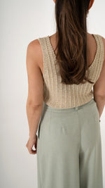 Rückansicht feminine Damenkleidung Sommer: ärmelloses Stricktop  mit Rückenausschnitt, in der Farbe gold metallic