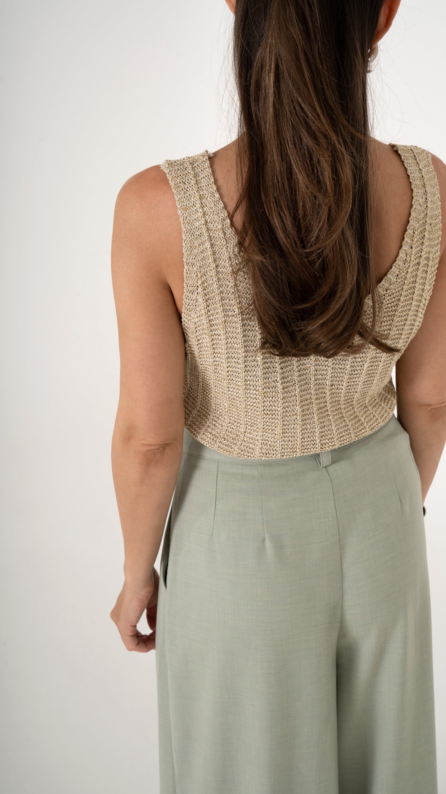 Rückansicht feminine Damenkleidung Sommer: ärmelloses Stricktop  mit Rückenausschnitt, in der Farbe gold metallic
