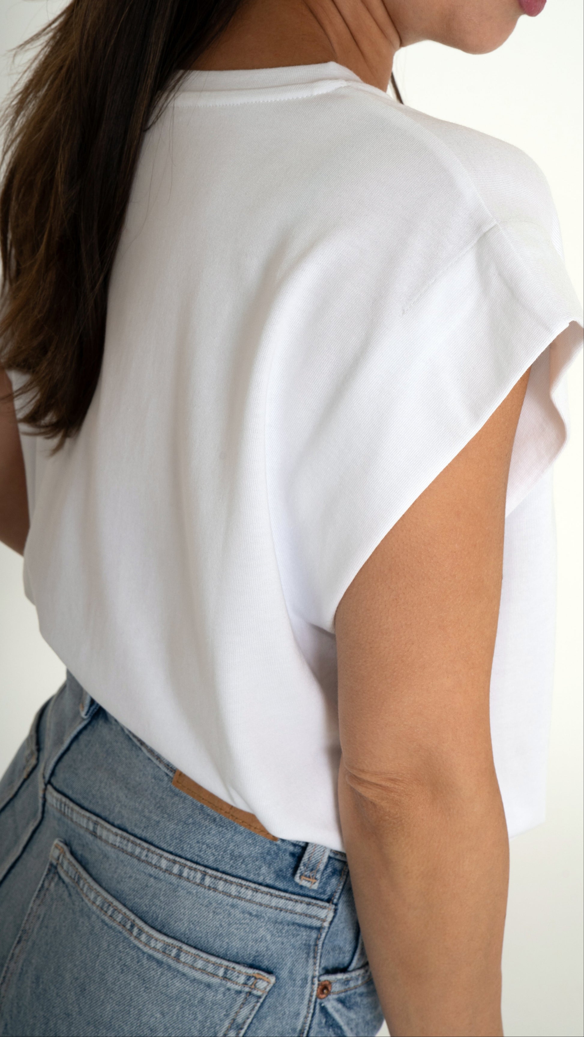 Detailansicht eines weiten Damen-T-Shirts, Fokus auf Armausschnitt