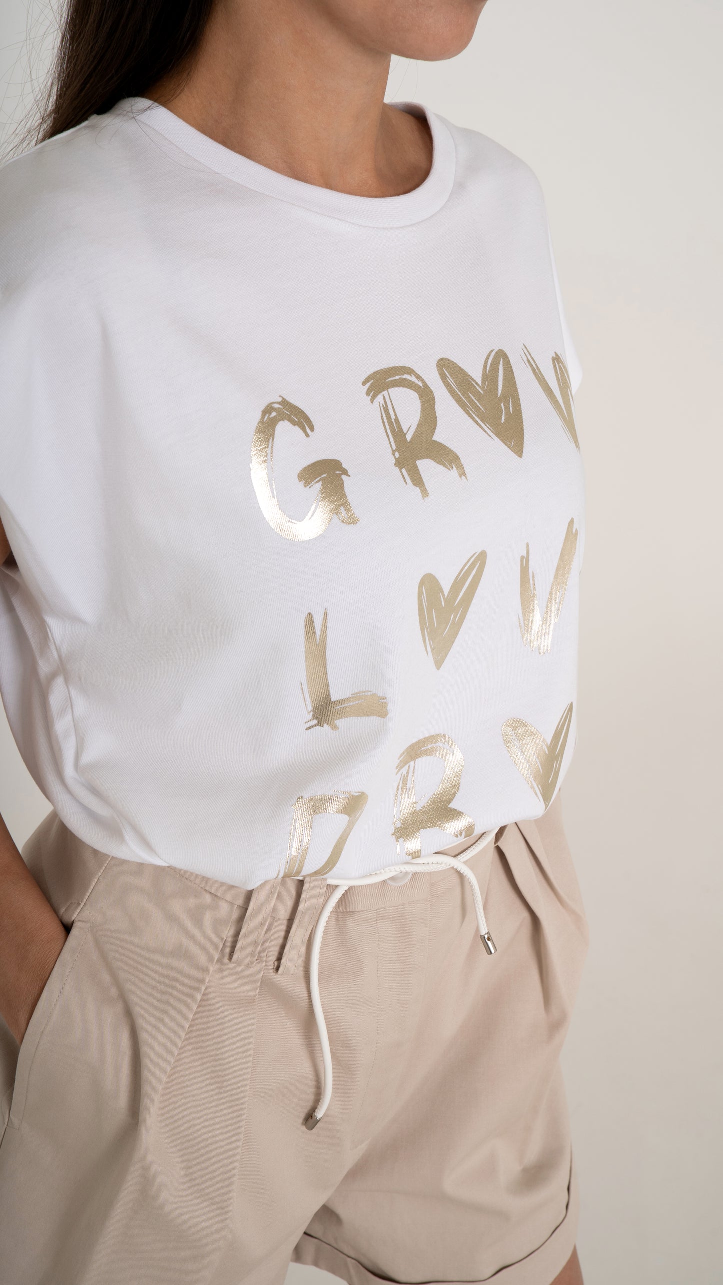 Detailansicht feminines T-Shirt mit goldener Schrift- gold metallic Druck