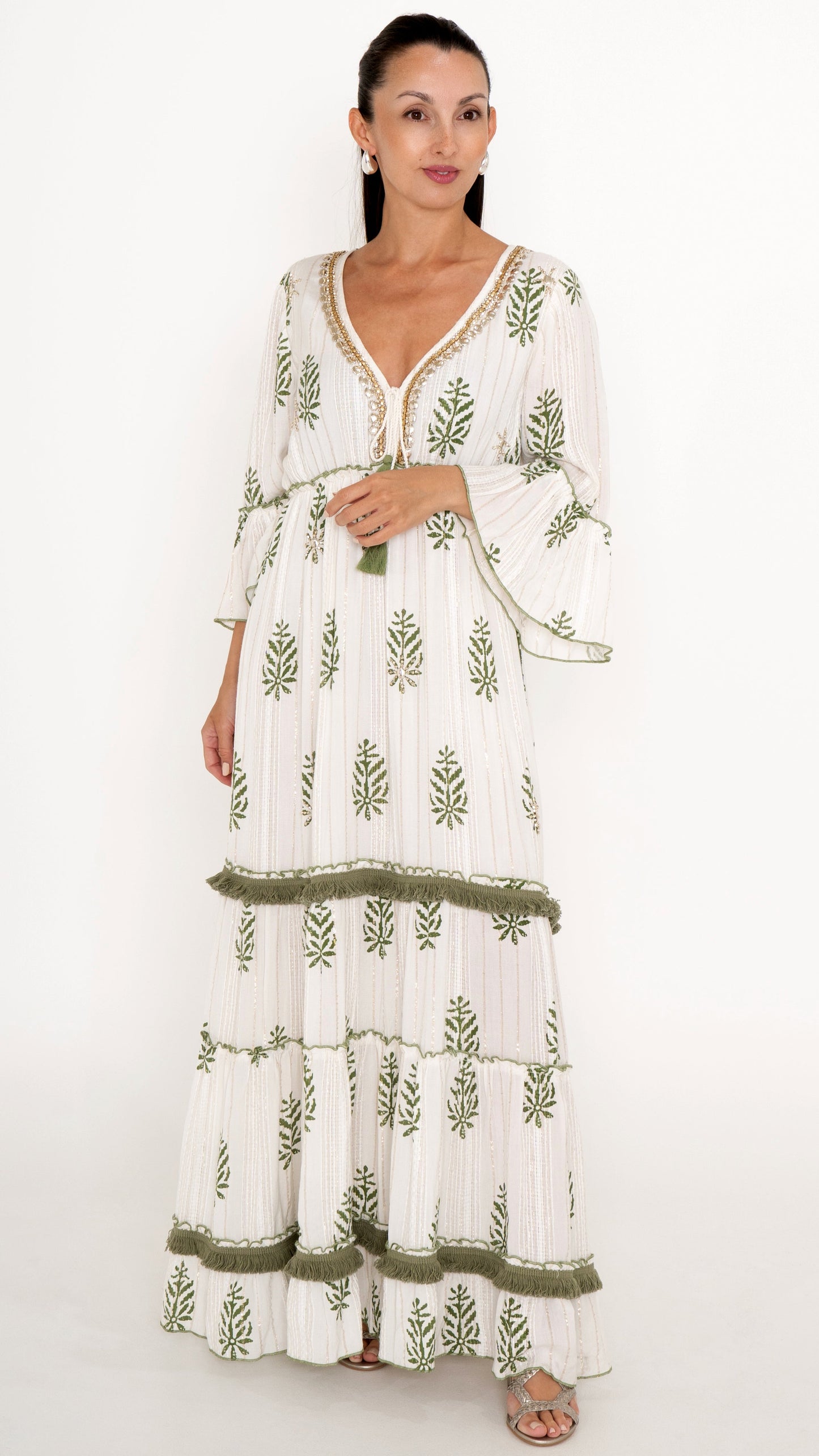 Feminine Damenmode für den Sommer: Ausgefallenes Bohemian Maxikleid in offwhite mit floraler Stickerei und Fransen Borte in Pine green, Trompetenarm, Stufenkleid mit Rüschen, Sommerkleid mit V-Ausschnitt, Perlenstickerei und Gold Glitzer Metallic Details