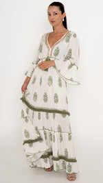 Feminine Damenmode für den Sommer: Bohemian Maxikleid in offwhite mit floraler Stickerei und Fransen Borte in Pine green, Trompetenarm, Stufenkleid, Sommerkleid mit V-Ausschnitt, Perlenstickerei und Gold Glitzer Metallic Details