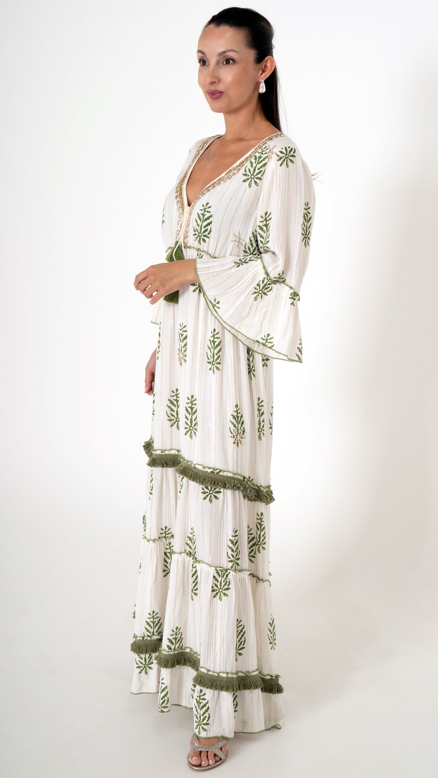 Feminine Damenmode für den Sommer: Bohemian Maxikleid in offwhite mit floraler Stickerei und Fransen Borte in Pine green, Trompetenarm, Stufenkleid mit Rüschen, Sommerkleid mit V-Ausschnitt, Perlenstickerei und Gold Glitzer Metallic Details