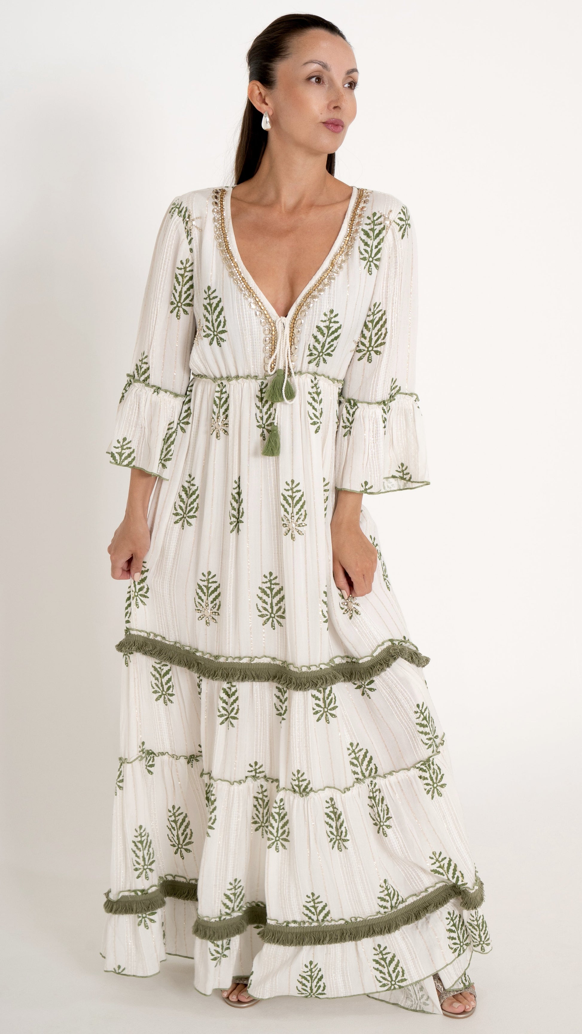 Feminine Damenmode für den Sommer: Bohemian Maxikleid in offwhite mit floraler Stickerei und Fransen Borte in Pine green, Trompetenarm, Stufenkleid, Sommerkleid mit V-Ausschnitt, Perlenstickerei und Gold Glitzer Metallic Details