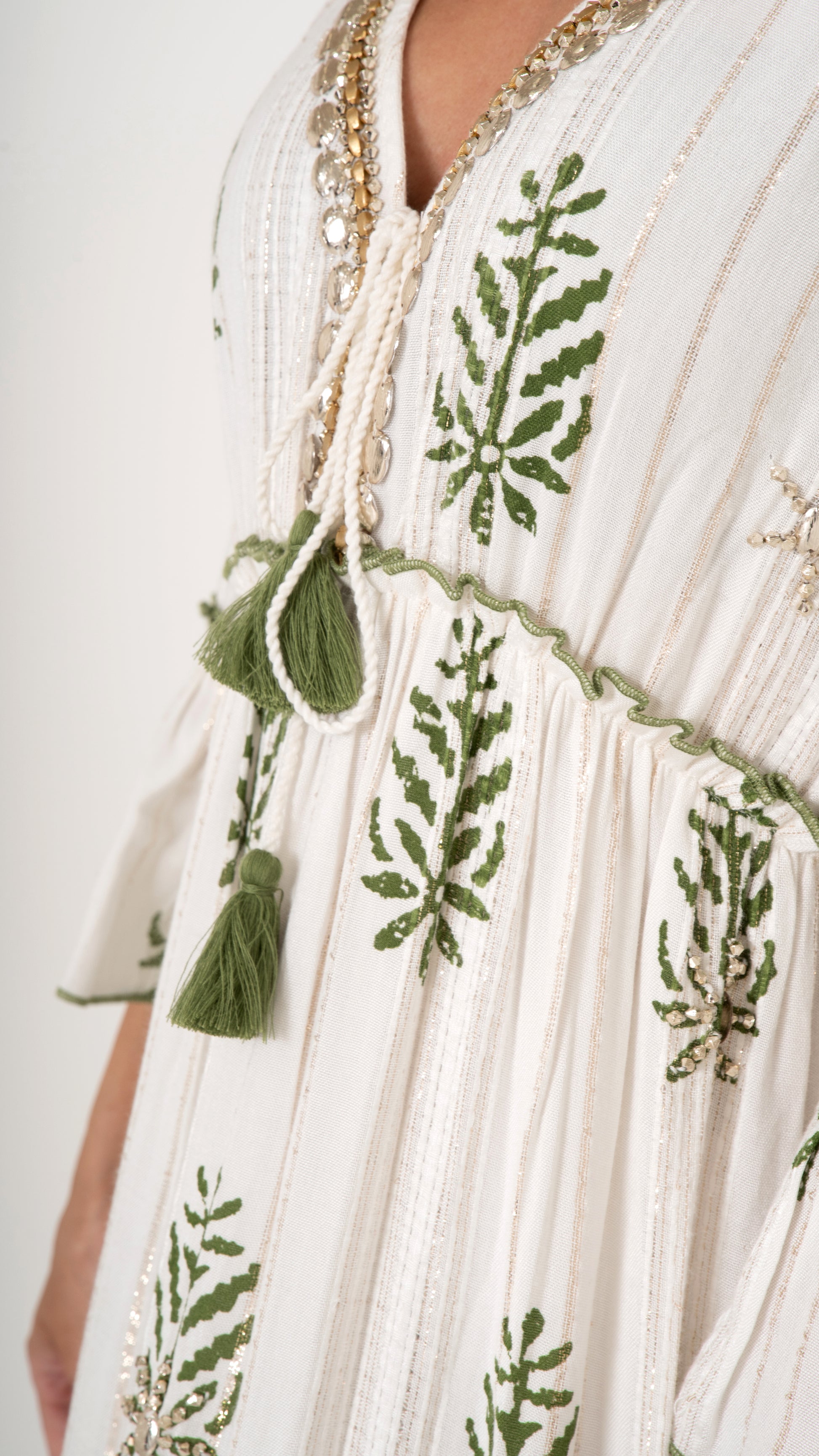 Detailansicht Zoombild Bohemian Sommerkleid , in offwhite mit floraler Stickerei in Pine green und Kordel Stufenkleid mit Rüschen,  V-Ausschnitt, Perlenstickerei und Gold Glitzer Metallic Details