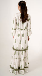 Rückansicht: Feminine Damenmode für den Sommer: Bohemian Maxikleid in offwhite mit floraler Stickerei und Fransen Borte in Pine green, Trompetenarm, Stufenkleid mit Rüschen,  Gold Glitzer Metallic Details