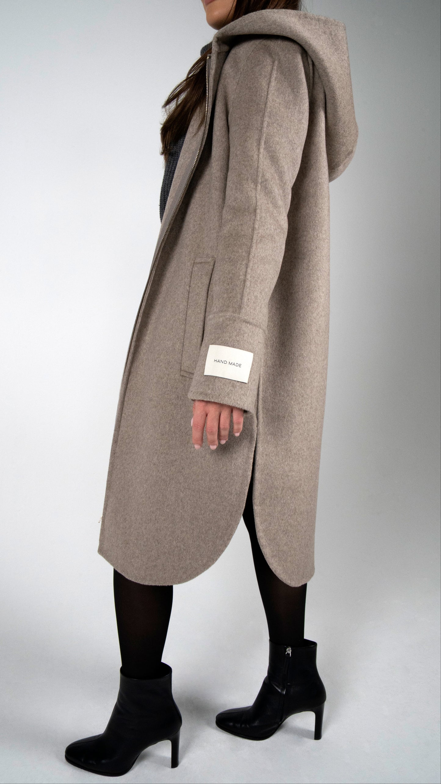 HAND-MADE WOLLDOUBLE MANTEL MIT KAPUZE