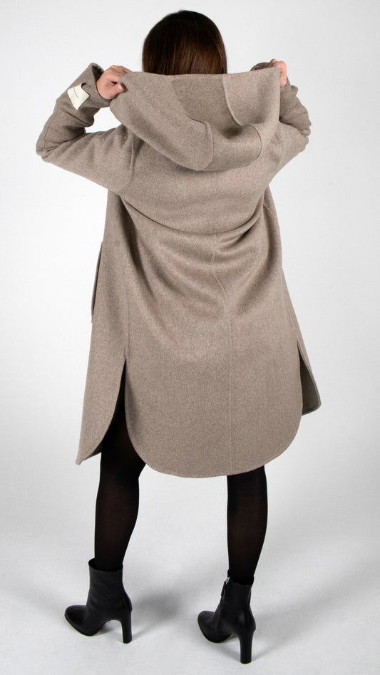 HAND-MADE WOLLDOUBLE MANTEL MIT KAPUZE