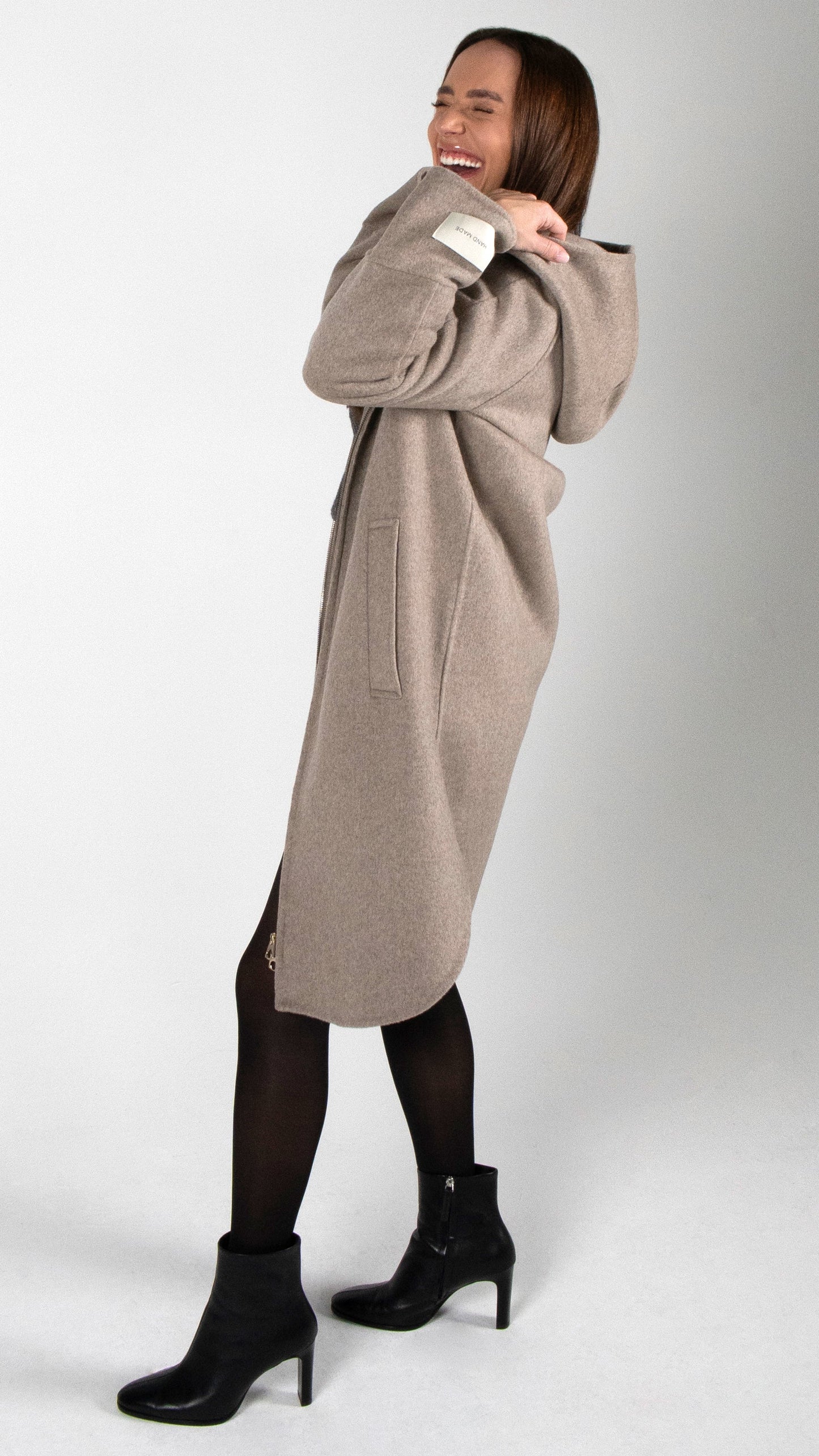 HAND-MADE WOLLDOUBLE MANTEL MIT KAPUZE